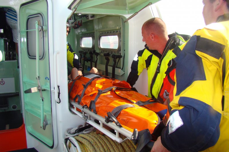 KNRM Breskens  2011-09-03 - Bemanning schuift slachtoffer in stuurhuis - foto Jaap Wolfert.JPG